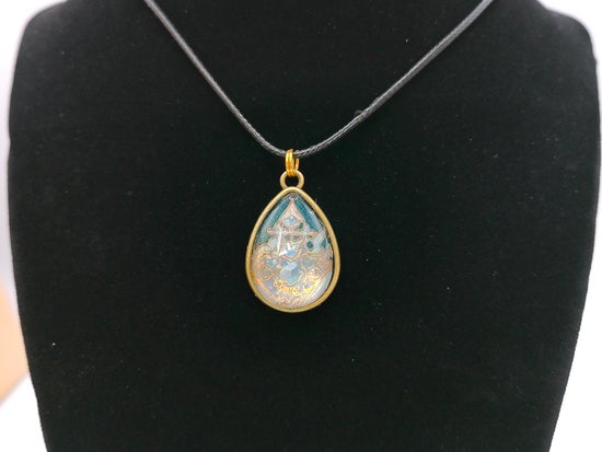 Tear Drop Pendant – product view 3 by LV Homemade