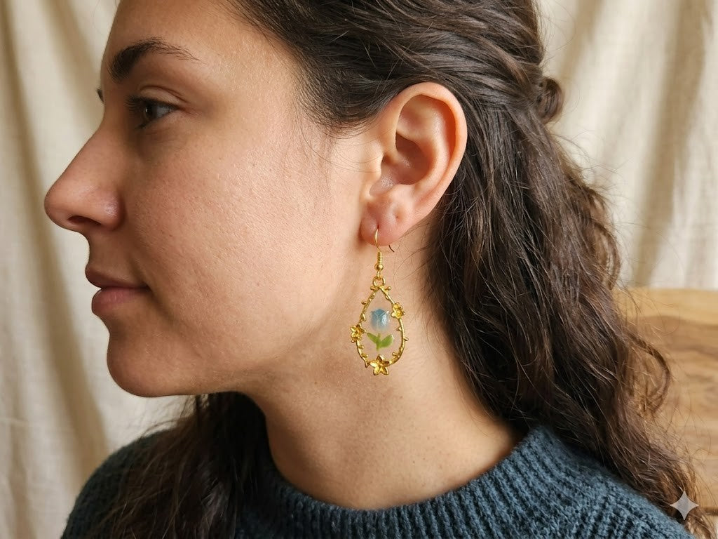 Green tulips in resin with gold flowers – product view 1 by LV Homemade